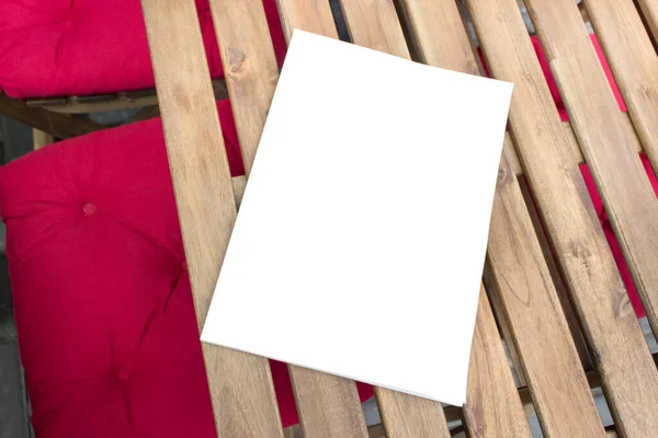 Plantilla Burlona Libro Papel Con Cubierta Blanco Colocada Mesa Madera —  Fotos de Stock