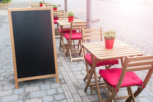 Plantilla Burla Con Lugar Asiento Cafetería Exterior Verano Tablero Carbón Fotos de stock libres de derechos