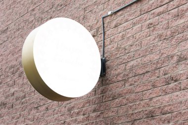 Yuvarlak asılı kırmızı tuğla dükkan afişi boş alan ile.