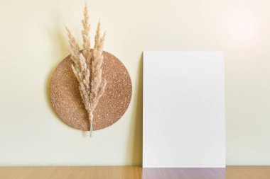 Boş A4 kağıt mantar ve kuru tarla bitkisinin dalıyla modelleme şablonu.