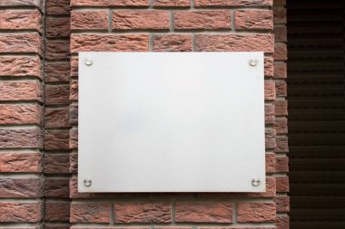 Sokak binasının ön cephesinde boş metalik tahta ile model şablonu.