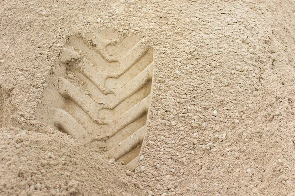 目に見える穀物や表面にホイールインプリントと砂のテクスチャ コピー空白付きの写真 — ストック写真