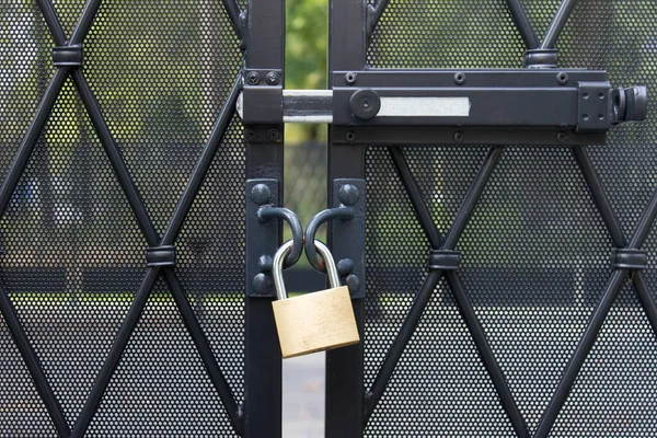 Metall Vorhängeschloss Hängt Zaunschutzbereich Für Kein Eindringen — Stockfoto