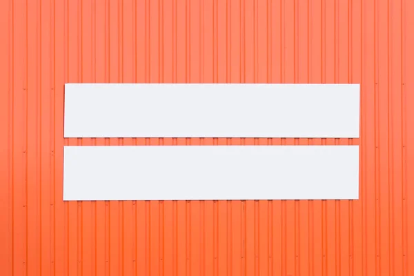 橙色室外商店墙上两个空白长条横幅的模拟模板 — 图库照片