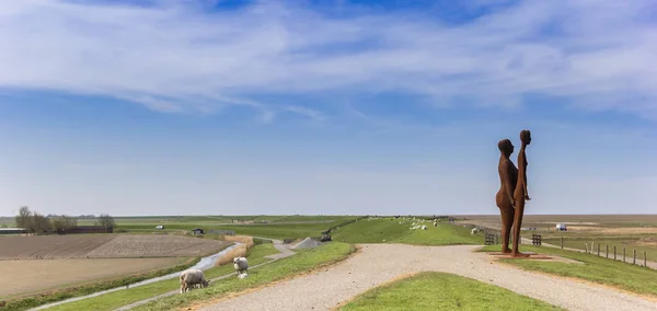 Hollanda Friesland Bir Hendekteki Bir Erkek Kadının Heykeli — Stok fotoğraf