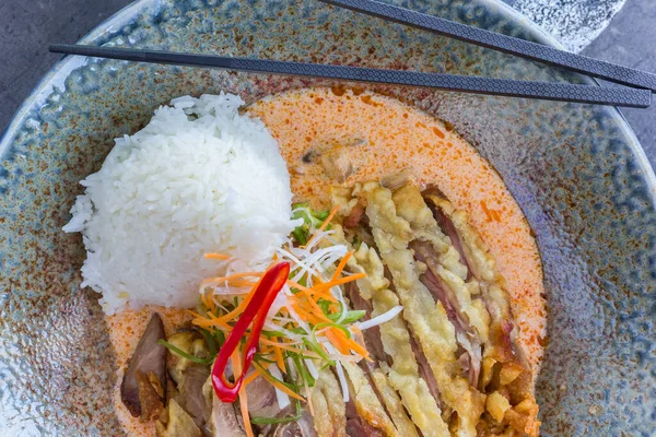 Thai Gaya Bebek Panggang Dalam Krim Kelapa Dengan Nasi Putih — Stok Foto