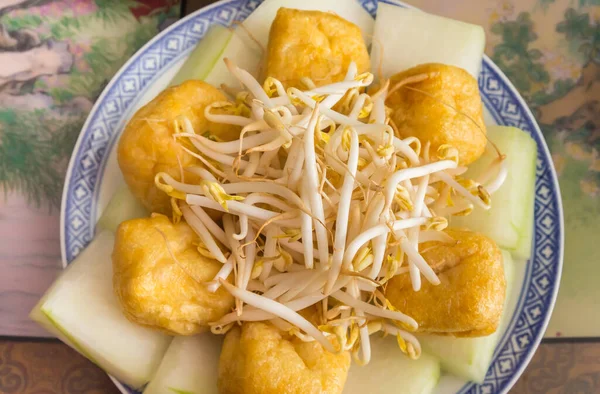 Çin Tabağında Fasulye Filizi Sebzeli Kızarmış Tofu — Stok fotoğraf