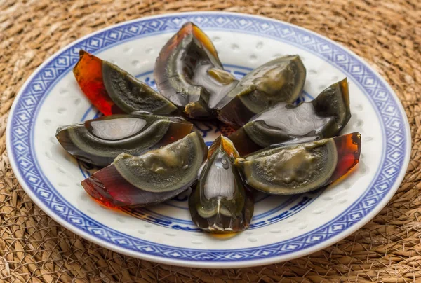 Œufs Siècle Noir Coupés Morceaux Sur Une Assiette Chinoise — Photo