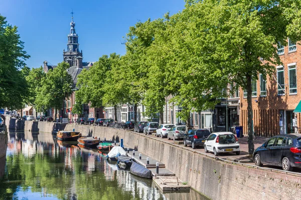有小船通往荷兰古达Sint Jans教堂的运河 — 图库照片