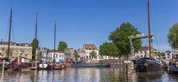 Tarihî Gemilerden Oluşan Bir Panorama Hollanda Nın Gouda Limanına Kilitlendiler — Stok fotoğraf