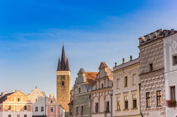 チェコ共和国テルクの歴史的市場広場にある教会の塔と古い家 — ストック写真