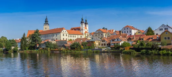 Kilátás Várra Régi Házak Tükröződnek Telc Csehország — Stock Fotó