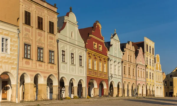 チェコ共和国テルクの市場広場にあるカラフルな家 — ストック写真