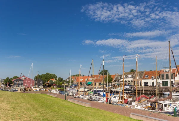 歴史的な漁村エルブルクの港にボートや家 オランダ — ストック写真