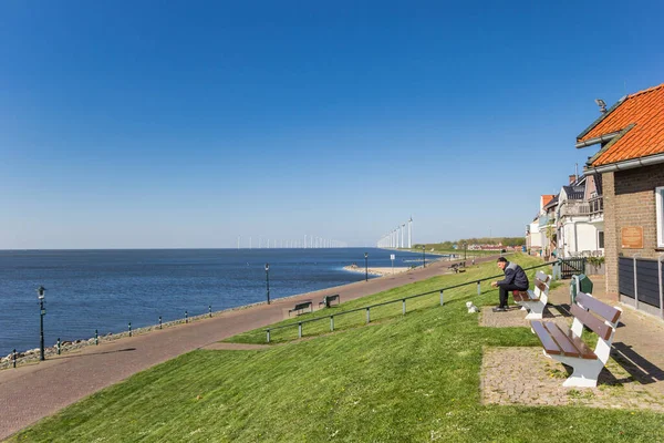 Homem Com Vista Para Lago Ijsselmeer Banco Cima Dique Urk — Fotografia de Stock