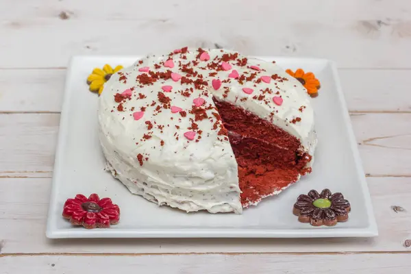 하트와 초콜릿 꽃으로 장식된 케이크 — 스톡 사진