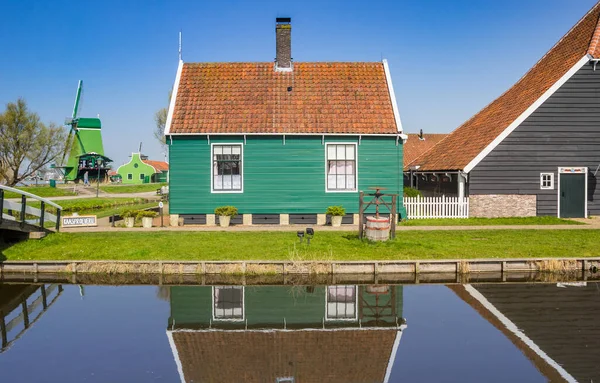 Pequeña Casa Madera Reflejada Canal Zaanse Schans Países Bajos —  Fotos de Stock