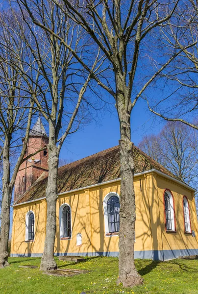 荷兰Wehe Den Hoorn历史上的黄色教堂 — 图库照片