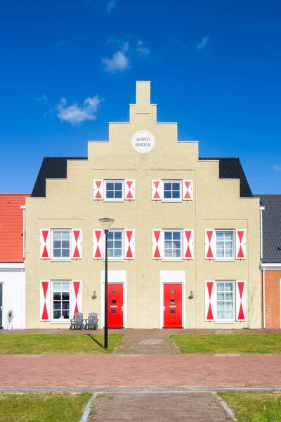 Fachada Delantera Una Casa Con Puerta Dos Aguas Puerta Roja — Foto de Stock