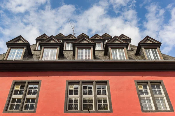 Mnoho Oken Střeše Červené Historické Budovy Koblenz Německo — Stock fotografie