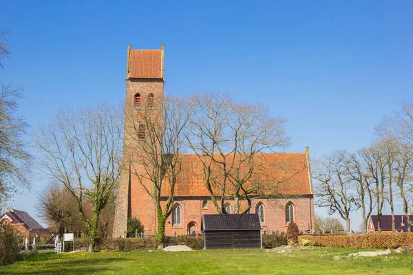 荷兰米德尔沃尔德有倾斜塔的历史教堂 免版税图库照片