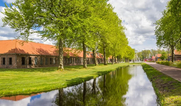 オランダのヴィーンホイゼンの刑務所博物館につながる運河と通り — ストック写真
