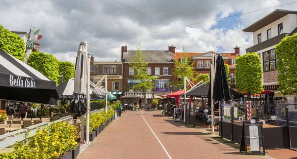 Bars Und Restaurants Auf Dem Marktplatz Assen Niederlande lizenzfreie Stockfotos