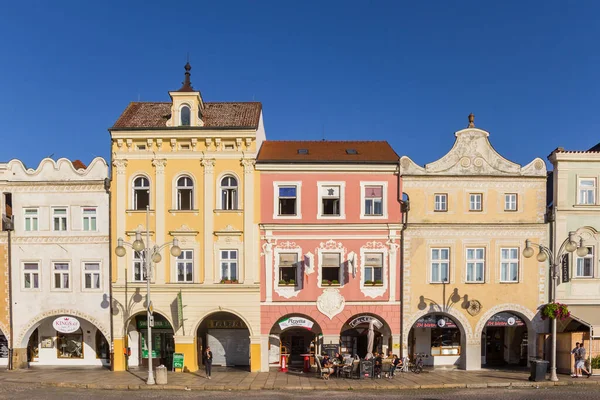 捷克共和国Ceske Budejovice市集广场上五颜六色的住房 免版税图库图片