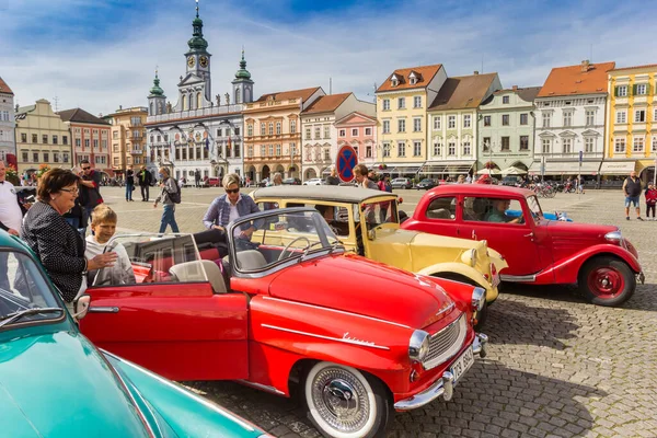 チェコ共和国チェゼケ ブデジョヴィツェの市場広場でクラシックカーを楽しむ人々 ストック画像