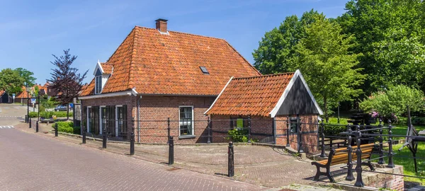 荷兰Ootmarsum市中心历史性的Molenhuisje水磨坊全景 免版税图库照片