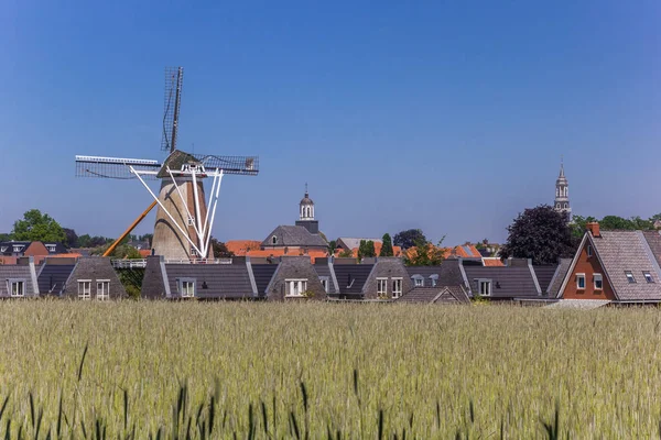 荷兰Ootmarsum历史名城前面的黑麦田 图库照片