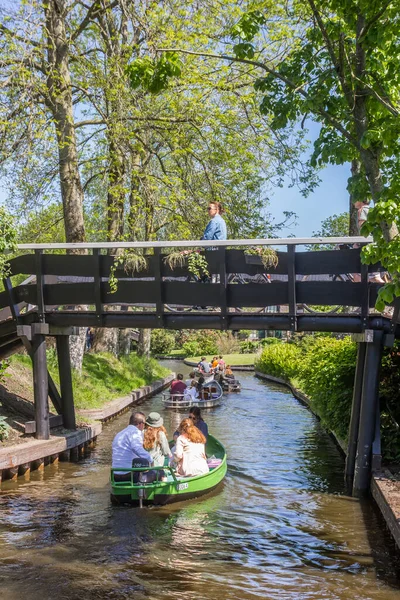 Vrouw Een Houten Brug Met Uitzicht Boten Giethoorn Nederland — Stockfoto