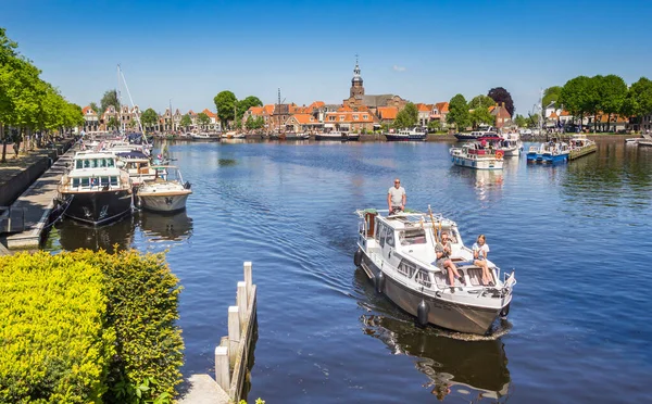 Mensen Een Motorboot Genieten Van Het Voorjaarsweer Historisch Dorp Blokzijl — Stockfoto