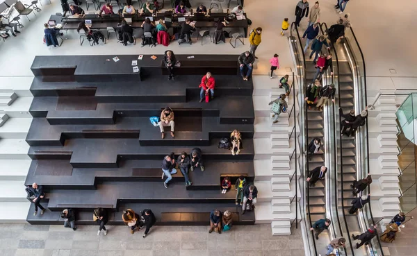 Personas Los Escalones Escaleras Mecánicas Foro Groninger Los Países Bajos — Foto de Stock