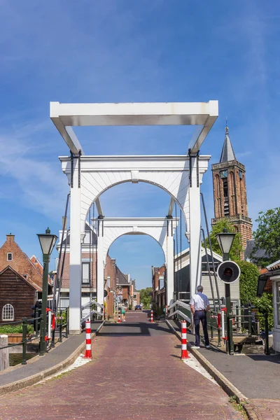 Хранитель Моста Спостерігає Історичним Білим Мостом Місті Льонен Нідерланди — стокове фото