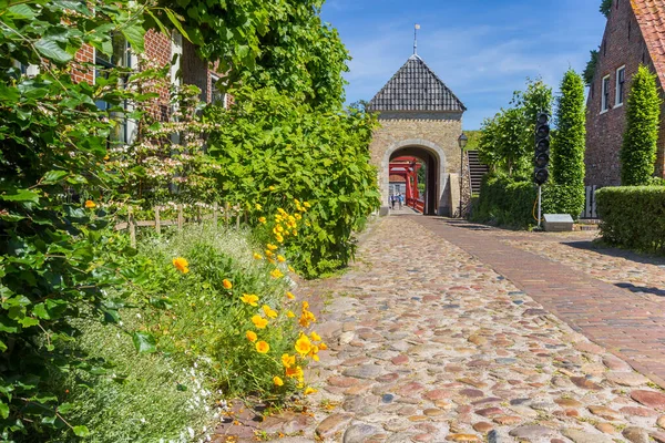 オランダ ブルタンゲの入口前にある花や石畳 ストック写真