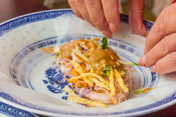 Membuat Roti Gulung Pegas Vietnamese Dengan Kertas Nasi Mie Udang — Stok Foto