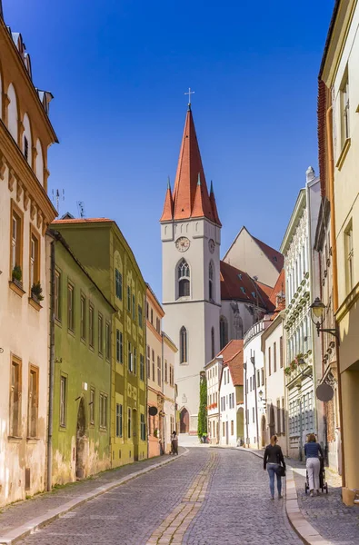 チェコ共和国ズノイモのニコラス教会につながるカラフルな石畳の通り — ストック写真