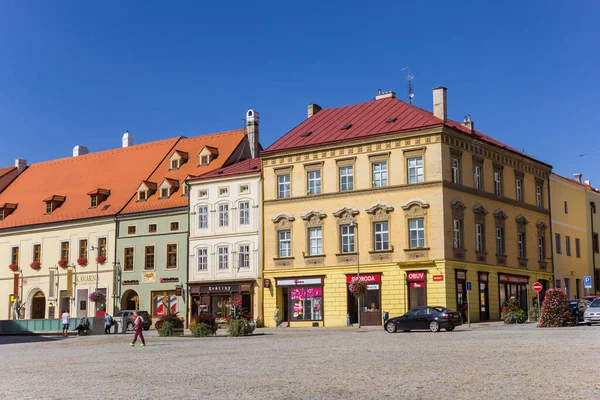 チェコ共和国ズノイモの市場広場にある歴史的建造物のショップ — ストック写真