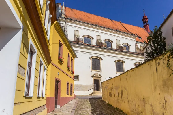 チェコ共和国ズノイモのカラフルな家とミカラ教会 — ストック写真