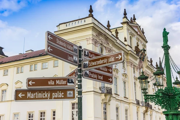 チェコ共和国プラハの大司教宮殿前の観光案内 — ストック写真