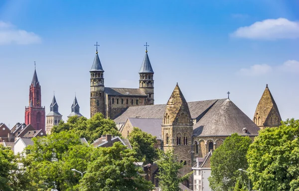 Вежі Історичних Церков Горизонті Маастрихт Нідерланди — стокове фото