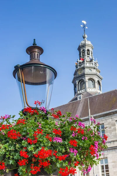 Flores Coloridas Frente Histórico Ayuntamiento Maastricht Países Bajos — Foto de Stock