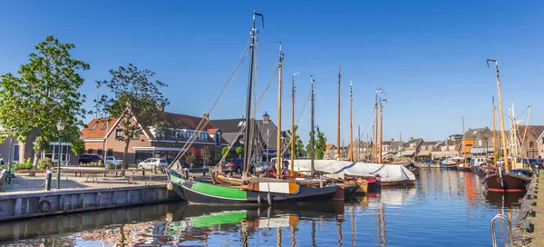 オランダのSpakenburg Spakenburg の歴史的港の木製船のパノラマ — ストック写真