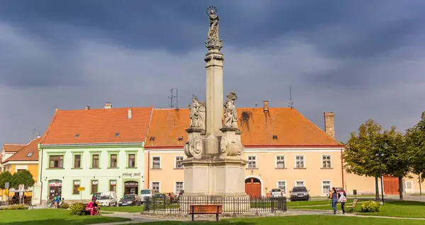 チェコ共和国のValtice市場広場の歴史的コラム — ストック写真