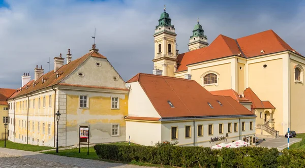 チェコのヴァルチツェにあるマリア教会と歴史的建造物 — ストック写真