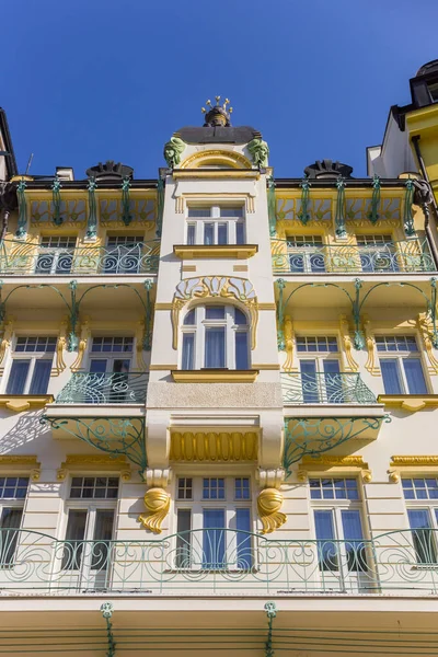 Ozdobione Balkony Zabytkowym Budynku Karlowych Warach Republika Czeska — Zdjęcie stockowe