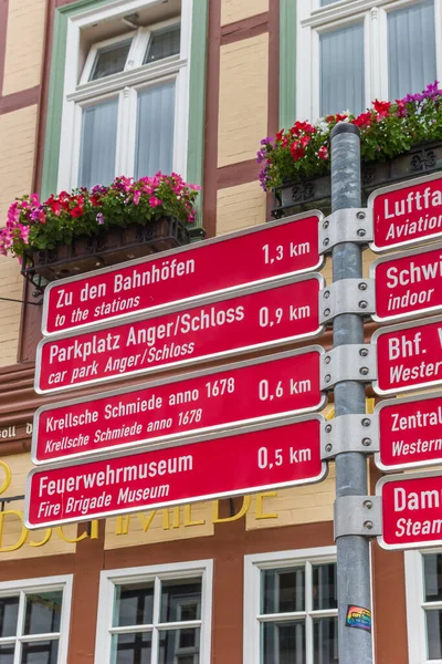 Rotes Touristenschild Vor Einem Historischen Haus Wernigerode — Stockfoto