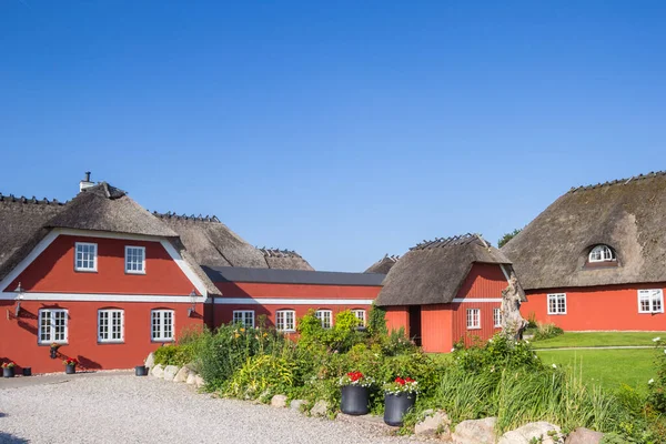 歴史的な村の茅葺屋根の赤い農家 Christansfeld Denmark — ストック写真