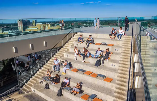 Lidé Užívají Letní Slunce Vrcholu Budovy Forum Nizozemském Groningenu — Stock fotografie